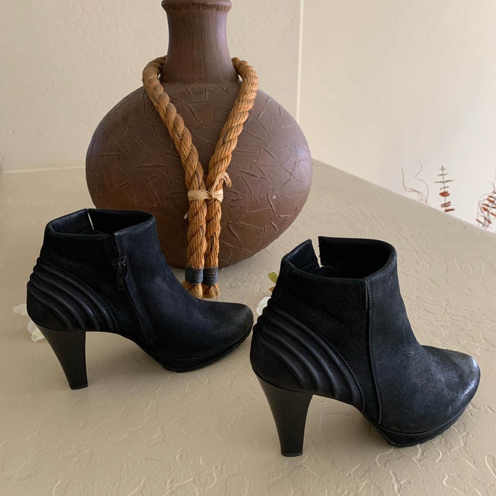 PAUL GREEN Nadia Suede black ankle boots Size 7